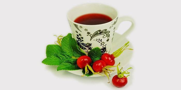 Чашка чая с мятой и шиповником