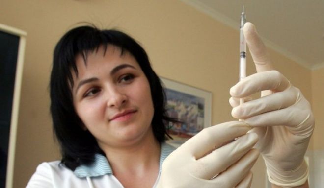 Врач со шприцом