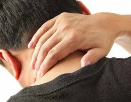 При наклоне головы болит шея сзади и голова