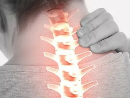 Болит шея с правой стороны и отдает в голову что это