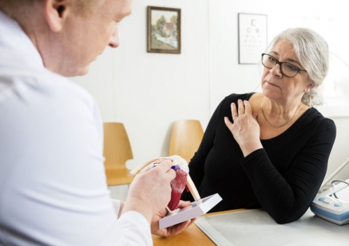 Болит спина низ лопатки слева