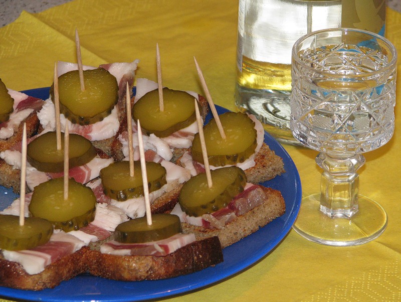 Понизил градус болит голова