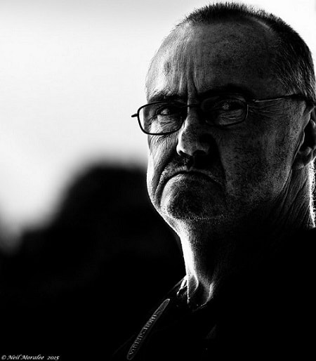 уставший мужчина серьёзный взгляд