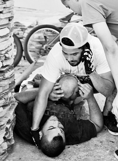 друг помогает падение с высоты